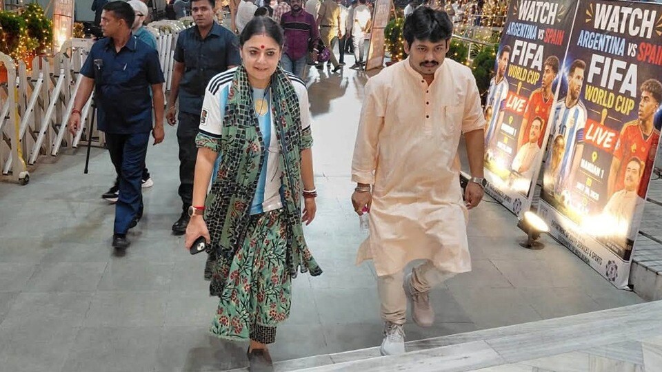 ‘এখন দামী শাড়ি পরি না’, আর্জেন্টিনার নীল-সাদা জার্সি গায়ে নন্দনে অগ্নিমিত্রা