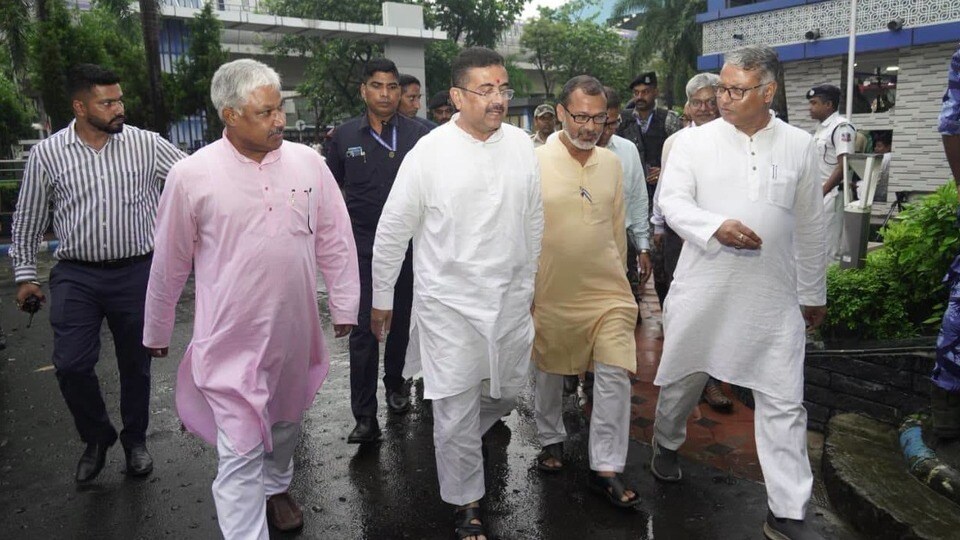 এসএসসি নিয়োগ প্রক্রিয়া নিয়ে আশ্বাস দিলেন স্কুলশিক্ষা মন্ত্রী দীপক বর্মন। (ফাইল ছবি, সৌজন্যে ফেসবুক Dipak Barman)