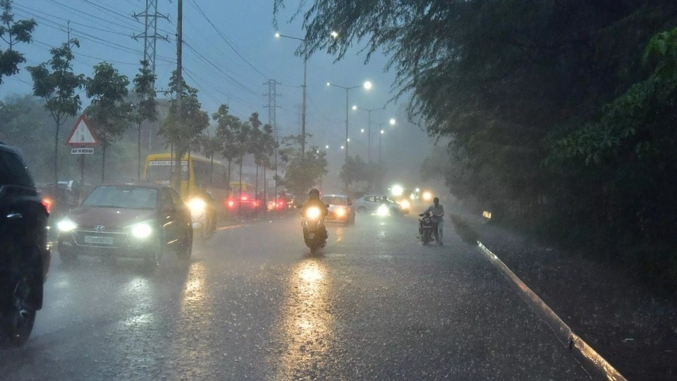 <p>రానున్న 3 రోజులు మేఘావృతమైన వాతావరణం ఉండటంతో పాటు పలుచోట్ల తేలికపాటి నుంచి మోస్తరు వర్షాలు కురిసే అవకాశం ఉంది. తీరం వెంబడి ఈదురుగాలులు వీచే అవకాశం ఉంది. </p>