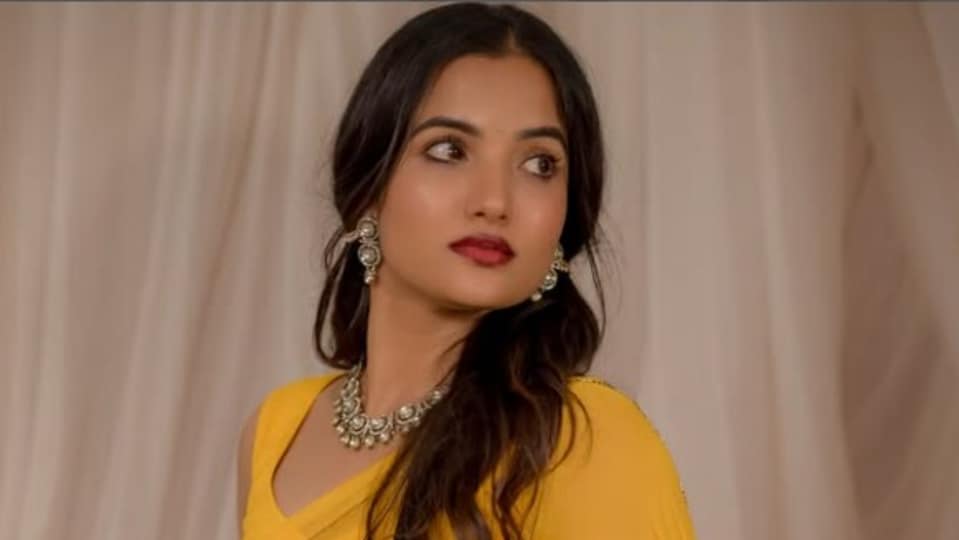 <p>మరోవైపు పసుపు కలర్ చీరలో సిరి మెరిసిపోయింది. ఆమె నటించిన ‘చెన్నై లవ్ స్టోరీ’ మూవీ ట్రైలర్ లాంఛ్ ఈవెంట్ కోసం సిరి ఇలా రెడీ అయింది. </p>(instagram-Siri Hanumanthu)