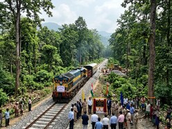 উত্তরবঙ্গে গুরুত্বপূর্ণ রেললাইন প্রকল্পের জন্য প্রায় ২৭২ কোটি টাকা বরাদ্দ করা হল। (ছবিটি প্রতীকী, সৌজন্যে ন্যানো ব্যানানা দিয়ে তৈরি করা)