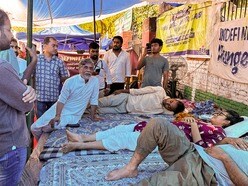 নেহা বোরা, মনীশ কুমার এবং আমিন অমিতোজ নামে তিন ছাত্রনেতা গত ২৩ দিন ধরে দিল্লির যন্তর-মন্তরে অনশন চালিয়ে যাচ্ছিলেন