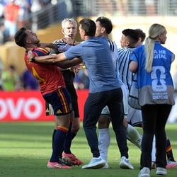 Argentina's head coach Lionel Scaloni (C,R) tries to intervene as Argentina's midfielder #05 Leandro Paredes clashes with Spain's defender #04 Eric Garcia. 
