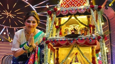 দিদি নম্বর ১-এর নতুন সঞ্চালিকা স্বস্তিকা। দিদি নম্বর ১-এর নতুন সঞ্চালিকা স্বস্তিকা।