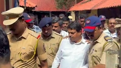 Shiv Sena'nın şirket sahibi Ramesh Mhatre, Bombay Yüksek Mahkemesi'nin Dombivali doktora saldırı davasında kefaletle serbest bırakılmasının ardından teslim oldu