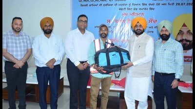 Cabinet minister Tarunpreet Singh Sond distributing kits to employees in Ludhiana on Monday. (HT Photo) Cabinet minister Tarunpreet Singh Sond distributing kits to employees in Ludhiana on Monday. (HT Photo)