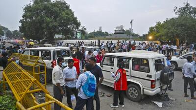 Chaos after the protest turned violent in Delhi on Monday. (Sanjeev Verma/HT Photo) Chaos after the protest turned violent in Delhi on Monday. (Sanjeev Verma/HT Photo)