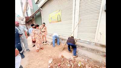 Mayor Inderjit Kaur took stock of the situation and checked the attendance of the sweeping staff. (HT Photo)