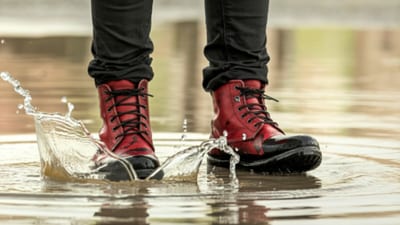 From waterproof trainers to quick drying clogs, these monsoon-friendly shoes are ready for rainy commutes, muddy streets and weekend outings. (canva.com) From waterproof trainers to quick drying clogs, these monsoon-friendly shoes are ready for rainy commutes, muddy streets and weekend outings. (canva.com)