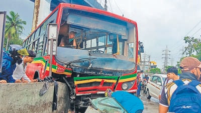 Mumbai, India. July 20, 2026 - A 65-year-old man lost his life, and 10 others were injured after a Brihanmumbai Electric Supply and Transport (BEST) bus rammed into the Mankhurd flyover divider on the Sion-Panvel Highway on Monday morning. Mumbai, India. July 20, 2026. (Photo by HT Photo) (Raju Shinde) Mumbai, India. July 20, 2026 - A 65-year-old man lost his life, and 10 others were injured after a Brihanmumbai Electric Supply and Transport (BEST) bus rammed into the Mankhurd flyover divider on the Sion-Panvel Highway on Monday morning. Mumbai, India. July 20, 2026. (Photo by HT Photo) (Raju Shinde)