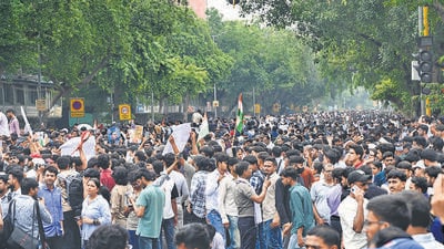 Over 2,000 personnel, 20 companies of paramilitary forces, anti-riot vehicles, ambulances and a mobile command centre were deployed for Monday’s protest. (Arvind Yadav/HT Photo)