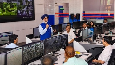 Integrated Control Centers (ICCC) are designed as integrated command rooms that connect cameras, sensors, and IoT devices on a single traffic management control panel (archive photo/@LtGovDelhi) Integrated Control Centers (ICCC) are designed as integrated command rooms that connect cameras, sensors, and IoT devices on a single traffic management control panel (archive photo/@LtGovDelhi)