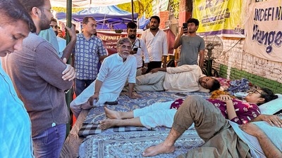 নেহা বোরা, মনীশ কুমার এবং আমিন অমিতোজ নামে তিন ছাত্রনেতা গত ২৩ দিন ধরে দিল্লির যন্তর-মন্তরে অনশন চালিয়ে যাচ্ছিলেন (@INCIndia)