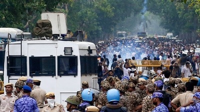 ఢిల్లీలో భగ్గుమన్న విద్యార్థులు: టియర్ గ్యాస్, లాఠీఛార్జ్ లెక్క చేయకుండా పార్లమెంట్ ముట్టడి (PTI)