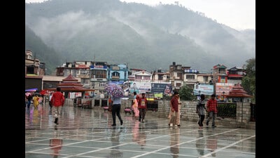 People walking during rain in Mandi on Monday. (Birbal Sharma/HT) People walking during rain in Mandi on Monday. (Birbal Sharma/HT)