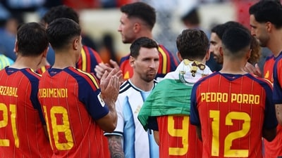 Spain players form a guard of honor for Argentina's Lionel Messi and teammates during the trophy presentation (REUTERS)