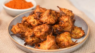 The air-fried onion pakodas need much less oil than regular pakodas. (sanjeevkapoor.com) The air-fried onion pakodas need much less oil than regular pakodas. (sanjeevkapoor.com)