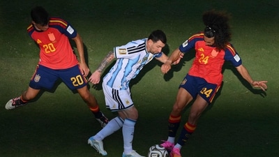 Wayne Rooney didn't like Lionel Messi trying to get Cucurella sent of (AFP)