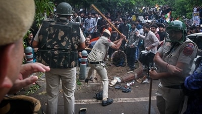 Personnel resorted to lathi-charge as protesters tried to push through security lines, leading to chaotic scenes on the streets of central Delhi. (Hindustan Times) Personnel resorted to lathi-charge as protesters tried to push through security lines, leading to chaotic scenes on the streets of central Delhi. (Hindustan Times)