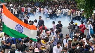 Security personnel fired tear gas shells to disperse protesters amid faceoff with protesters amid attempts to proceed towards Parliament on Monday. (Hindustan Times) Security personnel fired tear gas shells to disperse protesters amid faceoff with protesters amid attempts to proceed towards Parliament on Monday. (Hindustan Times)