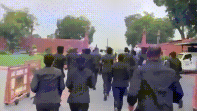 Security personnel rush to secure Parliament complex amid CJP's plan to head to the building on Monday (via PTI) Security personnel rush to secure Parliament complex amid CJP's plan to head to the building on Monday (via PTI)