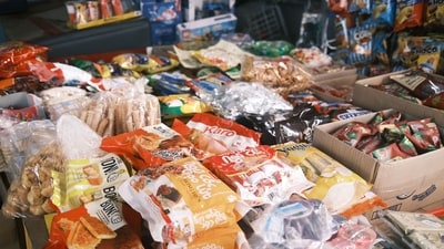 Plastic packaged foods are a major source of plastic particles entering the body. Plastic packaged foods are a major source of plastic particles entering the body.