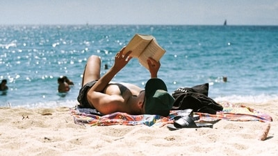 Despite warnings, the trend of tanmaxxing—extreme sun exposure and tanning—is growing. Dermatologists emphasize the dangers of UV damage, which can lead to skin cancer and premature aging. (Unsplash) Despite warnings, the trend of tanmaxxing—extreme sun exposure and tanning—is growing. Dermatologists emphasize the dangers of UV damage, which can lead to skin cancer and premature aging. (Unsplash)