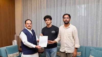 కేంద్రమంత్రి జేపీ నడ్డాతో కాక్రోచ్ జనతా పార్టీ ప్రతినిధులు భేటీ కేంద్రమంత్రి జేపీ నడ్డాతో కాక్రోచ్ జనతా పార్టీ ప్రతినిధులు భేటీ