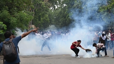 Parallelly, the crackdown on protesters to maintain law and order situation in the sensitive areas of Central Delhi continued with lathi charge, tear gas firing etc. (Hindustan Times) Parallelly, the crackdown on protesters to maintain law and order situation in the sensitive areas of Central Delhi continued with lathi charge, tear gas firing etc. (Hindustan Times)