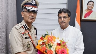 আগরতলায় পুলিশ সদর দফতরেই রহস্যজনক পরিস্থিতিতে মৃত্যু হল রাজ্যের ডিরেক্টর জেনারেল অফ পুলিশ (ডিজিপি) অনুরাগ ধনকরের। আগরতলায় পুলিশ সদর দফতরেই রহস্যজনক পরিস্থিতিতে মৃত্যু হল রাজ্যের ডিরেক্টর জেনারেল অফ পুলিশ (ডিজিপি) অনুরাগ ধনকরের।