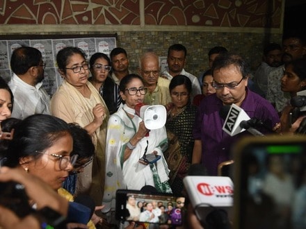 একুশে জুলাইয়ের আগেরদিন বিড়লা প্ল্যানেটোরিয়ামের কাছে মমতা বন্দ্যোপাধ্যায়। (ছবি সৌজন্যে তৃণমূল কংগ্রেস)