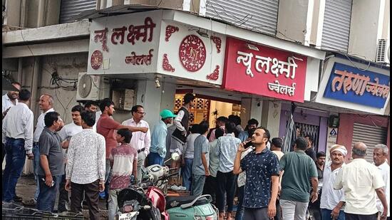 Armed robbers loot jewellery store in Dahanu, fire shots