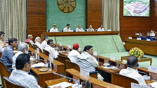 Union Minister of Minority Affairs & Parliamentary Affairs, Kiren Rijiju, holds a meeting with floor leaders of Political Parties at Parliament House, in New Delhi (Ảnh: Hindustan Times)