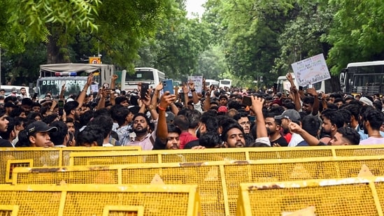 Security personnel placed barricades to stop CJP protesters in view of the CJP's call for a March to Parliament, in New Delhi.(ANI)