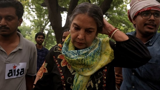 Shabana Azmi suffers dizziness after her health deteriorates at CJP protest, volunteers take her aside to rest