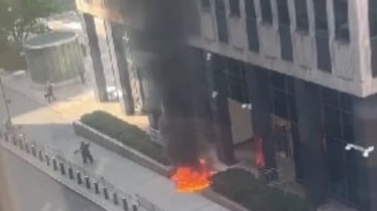Blast near 26 Federal Plaza triggers emergency response in NYC, resulting in four minor injuries and one arrest.
