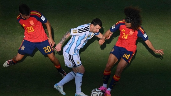 Wayne Rooney didn't like Lionel Messi trying to get Cucurella sent of