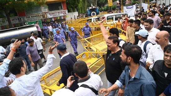 Protesters clash with police, RAF personnel at Janpath in New Delhi(Arvind Yadav/Hindustan Times)