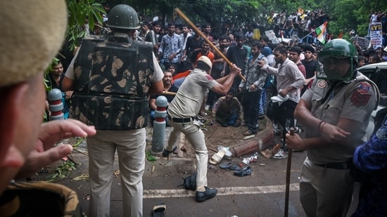 Personnel resorted to lathi-charge as protesters tried to push through security lines, leading to chaotic scenes on the streets of central Delhi.(Hindustan Times)