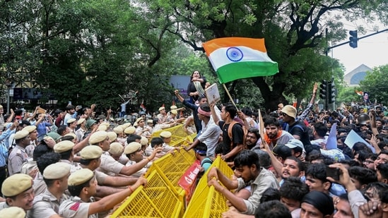 While the CJP has called and urged time and again for a peaceful protest, police contiue to use mild force and at times, a baton charge, to disperse the supporters.&nbsp;(AFP)