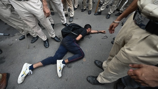 As demonstrators attempted to move ahead towards Parliament amid Monsoon Session, where Prime Minister Narendra Modi was also present, security personnel continued their crackdown by blocking roads with multiple layers of barricades, triggering tense face-offs between protesters and security personnel.(Hindustan Times)