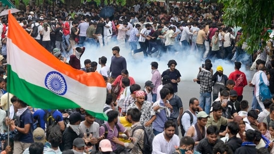 Security personnel fired tear gas shells to disperse protesters amid faceoff with protesters amid attempts to proceed towards Parliament on Monday.(Hindustan Times)