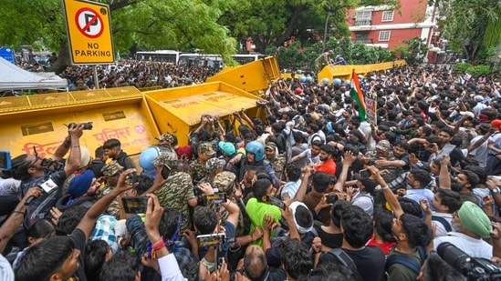 Confusion prevailed over the planned 'Sansad Chalo' march of CJP on Monday, with organisers making announcements, police enforcing restrictions and protesters trying to understand whether the march would proceed.(Hindustan Times)