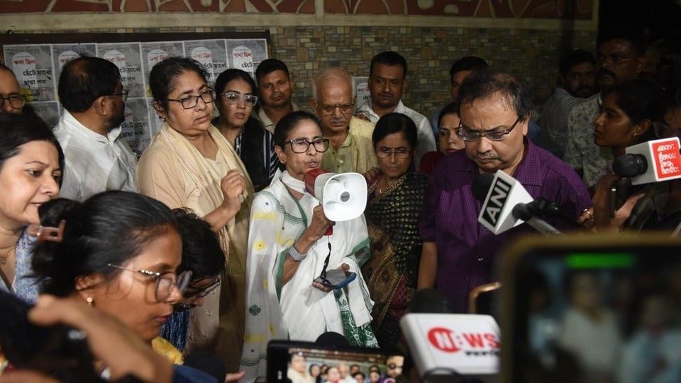 একুশে জুলাইয়ের আগেরদিন বিড়লা প্ল্যানেটোরিয়ামের কাছে মমতা বন্দ্যোপাধ্যায়। (ছবি সৌজন্যে তৃণমূল কংগ্রেস)