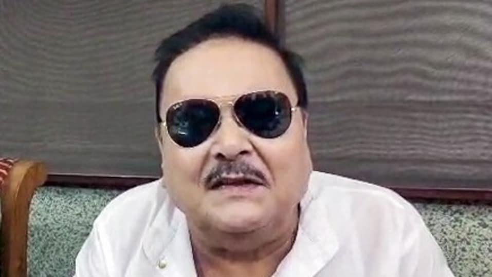 রবিবার রাতে ফেসবুক লাইভে এসে অভিষেককে ‘তুই’ সম্বোধন করে একাধিক মন্তব্য করেন মদন মিত্র। 