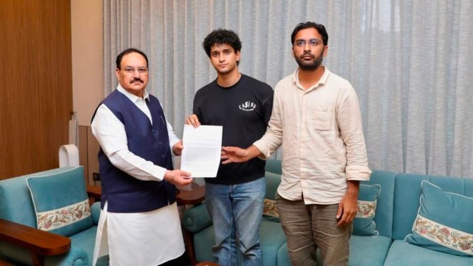 দিল্লিতে বিক্ষোভে মাঝেই জেপি নাড্ডার সঙ্গে সাক্ষাৎ ককরোচ জনতা পার্টির (সৌজন্যে টুইটার)