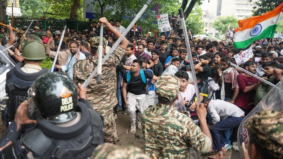 <p>పార్లమెంట్​ మార్చ్​కు బయలుదేరిన విద్యార్థులు, నిరసనకారులపై పోలీసులు లాఠఛార్జ్​ చేస్తున్న దృశ్యాలు ఇవి.</p>(PTI)