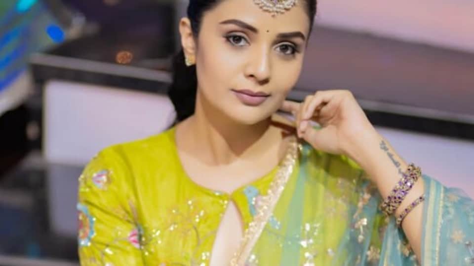 <p>సమంత హీరోయిన్ గా నటించిన మా ఇంటి బంగారం సినిమాలో చిన్న కోడలు క్యారెక్టర్లో శ్రీముఖి ఒదిగిపోయింది. థియేటర్లలో బ్లాక్ బస్టర్ గా నిలిచిన ఈ మూవీ, ఇప్పుడు ఓటీటీలోనూ అదరగొడుతోంది. </p>(instagram-Sreemukhi)