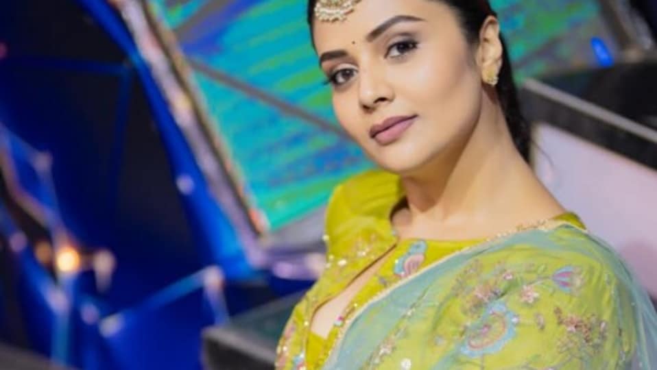 <p>జియోహాట్ స్టార్ లో ఏకంగా నాలుగు భాషల్లో ట్రెండింగ్ నంబర్ వన్ గా దూసుకెళ్తోంది మా ఇంటి బంగారం. మరోవైపు షోలో హోస్టింగ్ తోనూ శ్రీముఖి అదరగొడుతోంది. </p>(instagram-Sreemukhi)