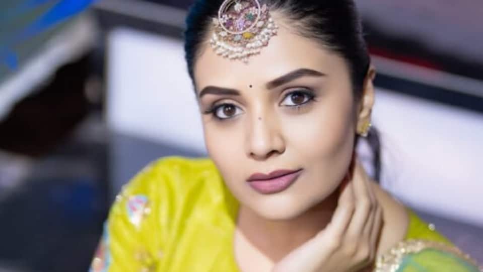 <p>స్టార్ మా ఛానెల్ ఆస్థాన యాంకర్ గా మారిపోయింది శ్రీముఖి. ఆదివారం విత్ స్టార్ మా పరివారం షోను తన భుజాలపై వేసుకొని నడిపిస్తోంది. </p>(instagram-Sreemukhi)